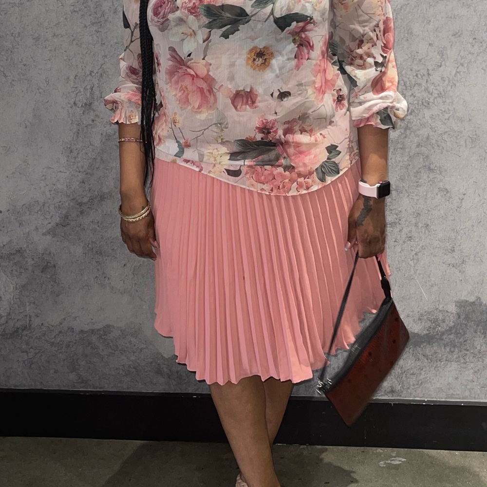 Knee length Neutral color pleated skirt